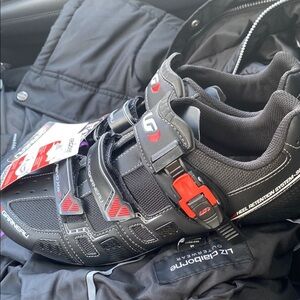 LG of Louis Garneau Revo XR3 cycling shoes